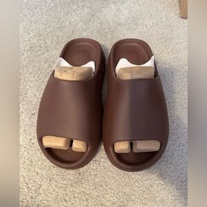 Yeezy slides fudge